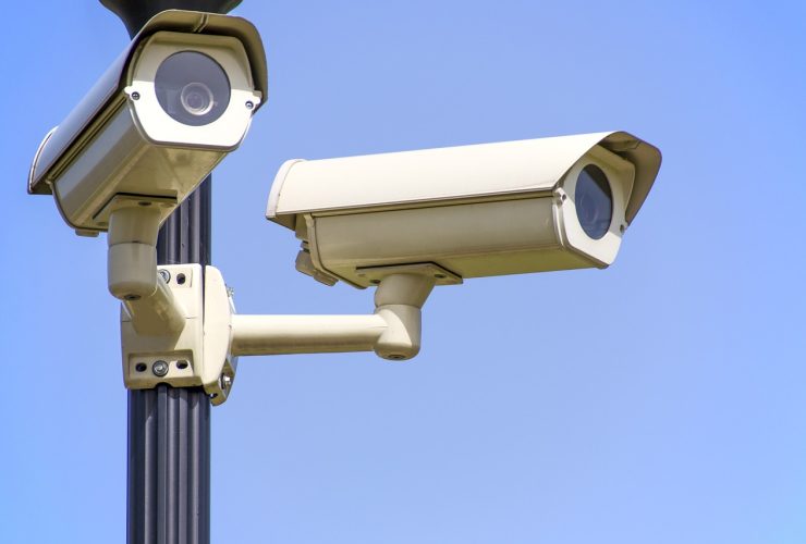 Monitoring i alarm w domu. Co działa, ile kosztuje i czego unikać