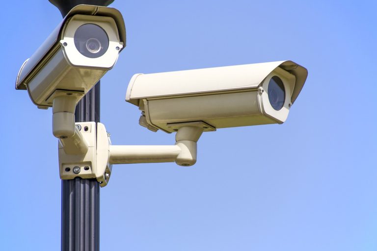 Monitoring i alarm w domu. Co działa, ile kosztuje i czego unikać